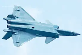 歼-20战机腹凸起装置透出另有玄妙，美军F-22猛禽即将变家禽！