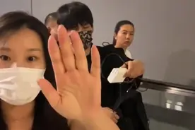 大张伟女助理打掉粉丝手机，无视明星本人规劝，气焰嚣张惹众怒图片