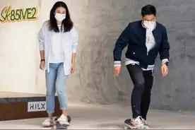 郭晶晶秀恩爱的境界学不来！夫妻联手玩滑板花样多，穿国货真高级图片