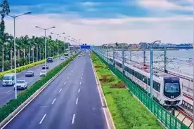 乘坐中国海景地铁，好像回到《千与千寻》海上小火车行驶唯美画面图片