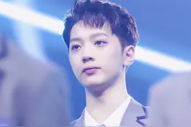 赖冠霖塌房速度太快，小号曾点赞拉踩博，青你导演对他的评价没错图片