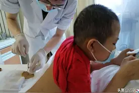 福建10岁男孩一边做骨穿一边玩手机，一副淡定的样子让人心疼图片