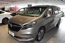 新款别克GL8：2.0T+电动门，舒适不输埃尔法，预售23万图片