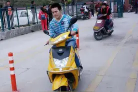 10月起，电动车上路有要求，涉及两轮、三轮和四轮，车主提前了解图片