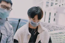 刘耀文上班路透来啦！清清爽爽的港风大帅哥图片