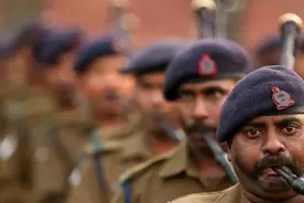 印度征兵现场熙熙攘攘，为何印度人都上赶着当兵？当兵究竟有多好图片