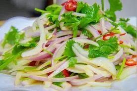 凉拌洋葱怎么做更入味，厨师长教你几个小技巧，1分钟就学会视频封面