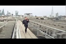 这才是敬业的演员，56岁仍然奋力奔跑，小鲜肉有这体力吗？