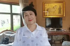张凯丽晒近照耳环瞩目，身后豪宅意外曝光，陪老公创业现身家上亿图片