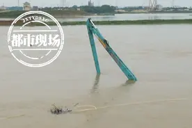 江西：挖掘机被困江中，可怜兮兮不知所措：主人快点救救我图片