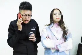 小伙给老板修电脑，不小心摔坏自己的手机，老板的做法让人感动视频封面