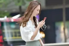 街拍：皎若秋月的美女，一件白色上衣配浅绿色裙子，时尚气质风范图片