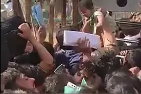 绝望的阿富汗母亲将孩子扔过铁丝网，忙着踢皮球的美欧都不想接盘图片