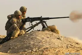 我军士兵冲锋时，重机枪在后面掩护射击，如何避免误伤自己人？图片