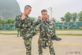 “巧了，班长曾是我教官！”图片