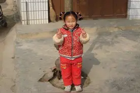 8岁女儿总粘着爷爷，妈妈心生疑惑，半夜听到房间对话，妈妈泪崩图片