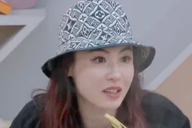 张柏芝小肚凸起疑有孕，网传将与谢霆锋复婚，网友：孩子父亲是谁图片