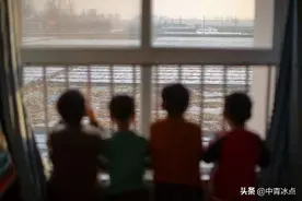 一岁半男孩被拴在床头，奶粉只留给男孩吃，农村育儿种种问题后面有更值得关注的课题图片