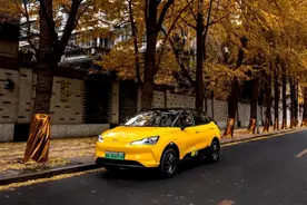 试驾哪吒V丨颜值实用兼备，配豪车同款怀挡设计，入门不到6万元图片