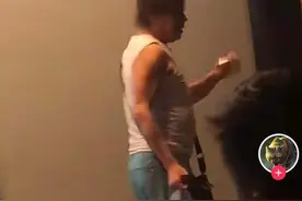 又一港星定居内地！73岁梁小龙生活窘迫，穿背心布鞋买平价烟图片