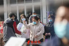 济南南部山区西营大集摊位现宰活鸡，购买者排起长队图片