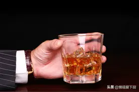 “白兰地”和“威士忌”有啥不同？喝法差很多，学会别再喝错了图片
