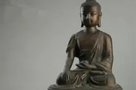尼姑拿来佛像鉴定，专家说假的，尼姑笑道：“你知道我是谁吗”？图片