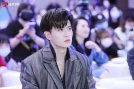 不会打乒乓球的歌手不是好演员 任嘉伦加盟江苏卫视《闪闪发光的你》图片