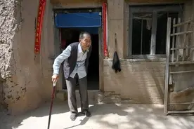 84岁老人住千年窑洞，内藏一块百年石碑，揭开藏了五千年的秘密图片