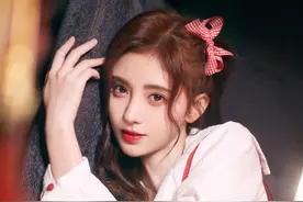 少女感满满的鞠婧祎，一身黑色丝绒长裙，秒变复古女郎图片