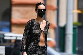 街拍：贝拉-哈迪德印花透视衫一粒扣+半身裙+中筒靴酷感帅气图片