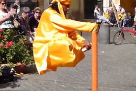 魔术师为何能盘腿悬浮空中？看完你也可以，好神奇图片