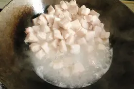 冬天熬猪油，牢记“3放2不放”，猪油洁白无腥味，连油渣都好吃图片