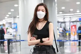 宋妍霏穿背心皮裤秀好身材；林小宅高马尾花式摆pose少女感满满图片