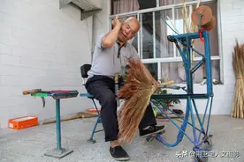 71岁农民大叔发明编笤帚机，担心1件事，想找人合作开发图片