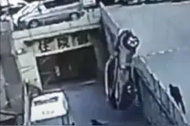 汽车压来瞬间，妈妈舍身护子：有了孩子的女人，都是钢铁战士图片