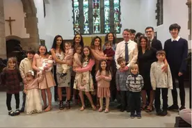 英超级妈妈30年诞下22个娃，如今44岁，与18岁女儿“同年怀孕”图片