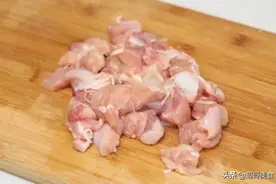 香菇腐竹栗子焖鸡，鸡肉嫩滑，栗子软糯，汤汁拌饭也好吃图片