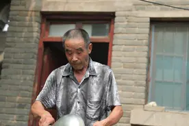 6旬爷爷为救血癌孙，盛暑天拖病体摆摊卖油茶，旧病复发晕倒在地图片