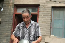 6旬爷爷为救血癌孙，盛暑天拖病体摆摊卖油茶，旧病复发晕倒在地图片