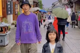 张丹峰与洪欣轮流带娃？与女儿在街上跳舞，7岁女儿神似他图片