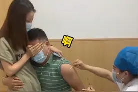 湖南一健壮大哥打疫苗抱着女伴痛哭，护士：这么多年没见过这种人图片