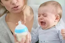 宝宝已经一岁多了，究竟是多吃饭还是多喝奶？家长这样做会更好图片