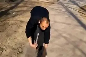 咸阳一男子模仿猴子爬行30年，爬树一瞬间惊呆记者图片