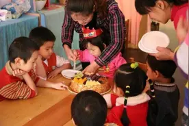 “凭什么”女儿在幼儿园过生日，老师要求买双层蛋糕，遭宝妈怒怼图片