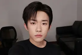 易烊千玺发文晒自拍，纪念开通微博7周年，穿黑T干净又帅气图片