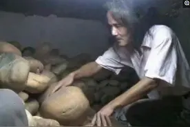 大叔20年收藏石头十几吨，宁吃低保也不卖石头，被称为傻子图片
