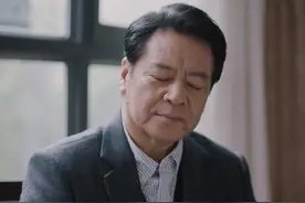 偏见和自私让周思远害了女儿，也害了学生，和白校长相比他差太多图片