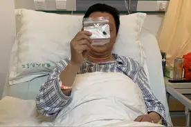 扬州一男子大腿长“肿块”，竟是木块藏了40年图片