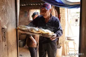 河南8旬老人烧柴火1小时，蒸64个大馒头吃1个月，看生活成啥样图片